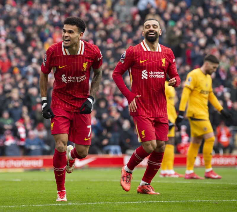 Premier League llega a Tubi y se queda en México y Centro América El colombiano del Liverpool Luis Diaz (I) celebra con el egipcio Mohamed Salah el 1-0 durante el partido de la Premier League que han jugado Liverpool FC y Wolverhampton Wanderers, en Liverpool, (Reino Unido. EFE/EPA/PETER POWELL
