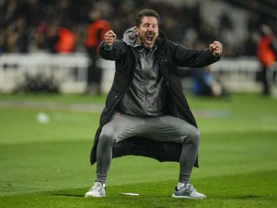 Simeone celebra el 4-4 de Sorloth al Barcelona en el minuto 94. EFE/Enric Fontcuberta