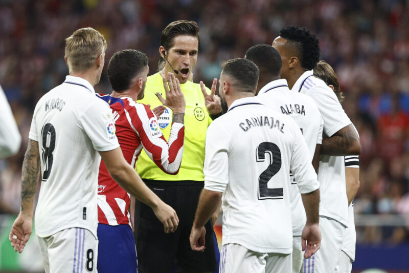 Jugadores del Atlético y del Real Madrid protestan al árbitro, durante un derbi. EFE / Rodrigo Jiménez