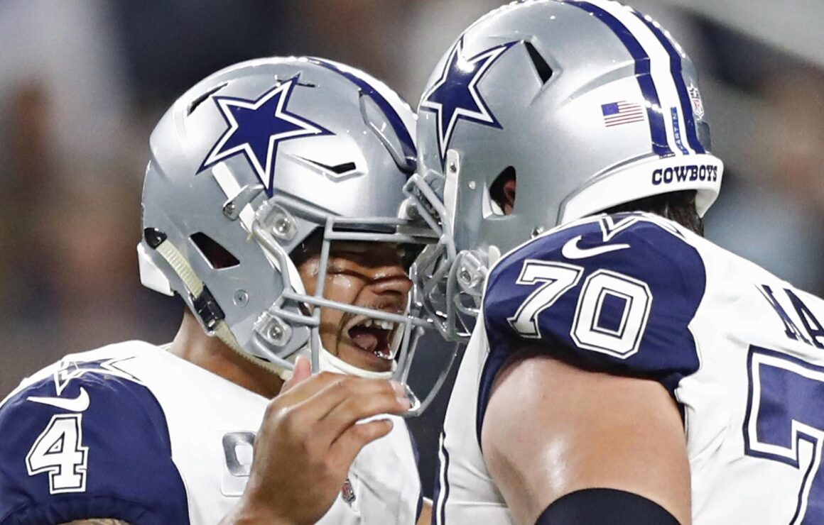 El mariscal de campo de Dallas Cowboys, Dak Prescott (i), celebra un pase de touchdown con su compañero de equipo Zack Martin (d). EFE/LARRY W. SMITH NFL