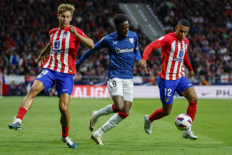 El delantero del Athletic Iñaki Williams (c) pelea un balón con Samuel Lino (d) y Marcos Llorente, ambos del Atlético, durante el partido de Liga que Atlético de Madrid y Athletic Club disputaron la pasada temporada en el estadio Metropolitano. EFE/Mariscal