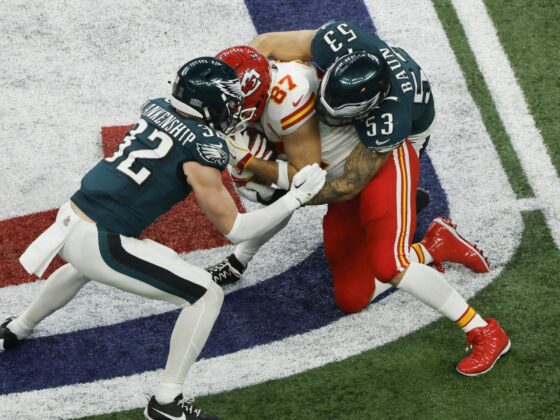 El ala cerrada de los Kansas City Chiefs, Travis Kelce (c), es bloqueado por el safety de los Philadelphia Eagles, Reed Blankenship (i), y el linebacker de los Philadelphia Eagles, Zack Baun (d), durante la segunda mitad del Super Bowl LIX entre los Kansas City Chiefs y los Philadelphia Eagles en el Caesars Superdome de Nueva Orleans, Luisiana (EE.UU.), EFE/CJ GUNTHER
