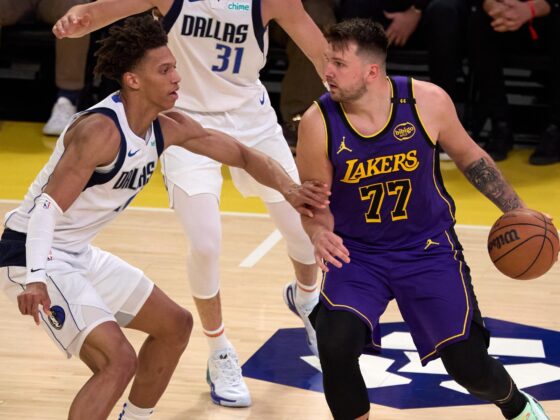Luka Doncic (d) de Los Angeles Lakers en acción ante Kessler Edwards (i) de los Dallas Mavericks. EFE/ALLISON DINNER