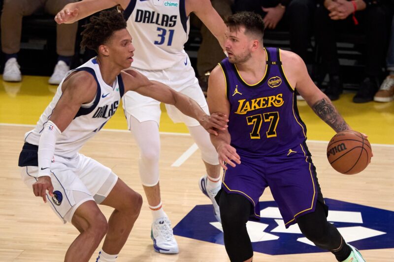 Doncic tiene su venganza contra Dallas gracias a LeBron James Luka Doncic (d) de Los Angeles Lakers en acción ante Kessler Edwards (i) de los Dallas Mavericks. EFE/ALLISON DINNER