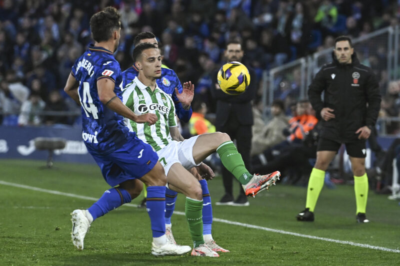 LaLiga: Partidos, marcadores y posiciones de la jornada 17 El delantero brasileño del Betis, Antony (d), intenta controlar el balón, en un momento del encuentro ante el Getafe. EFE / Fernando Villar.