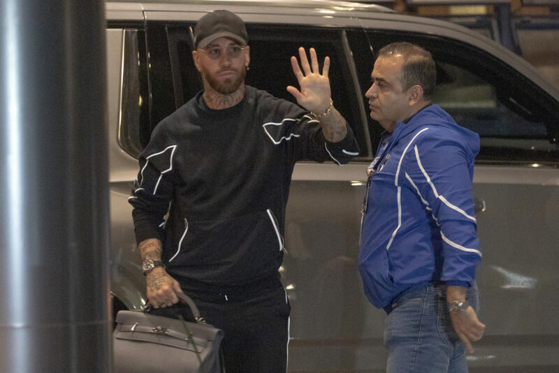 El futbolista español Sergio Ramos saluda a su llegada a un hotel en la ciudad de Monterrey (México). EFE/ Antonio Ojeda