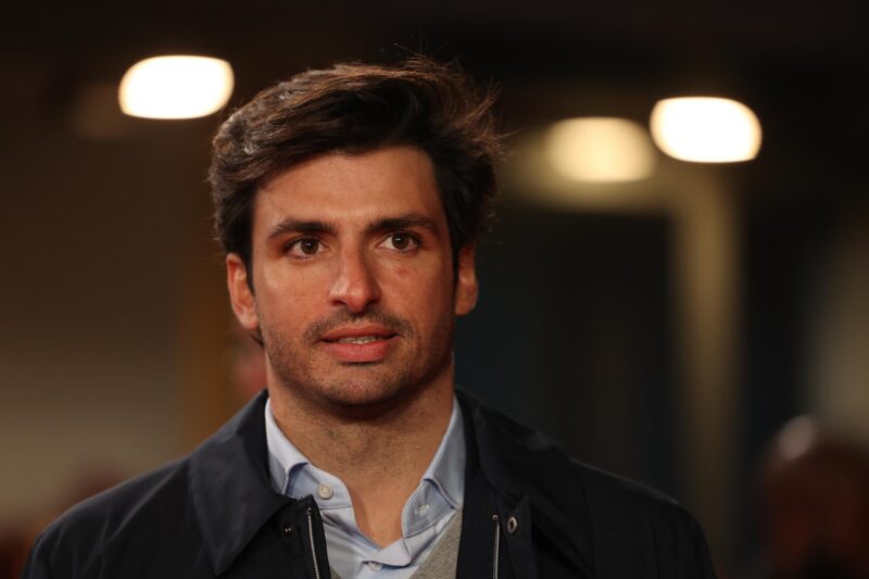 El piloto español Carlos Sainz (Williams) a su llegada la pasada semana al acto de conmemoración del 75 aniversario de la Fórmula Uno, en el O2 Arena de Londres. EFE/EPA/NEIL HALL