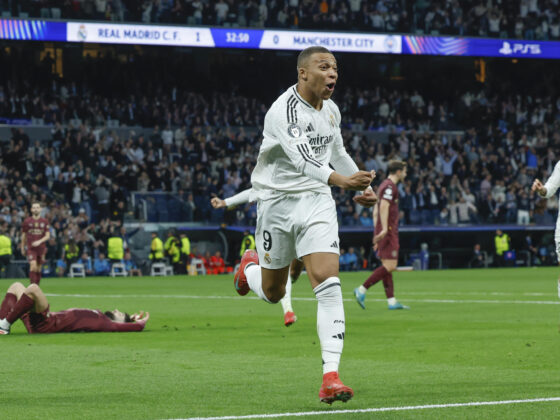El delantero francés del Real Madrid Kylian Mbappé celebra el segundo gol de su equipo durante el partido de vuelta de la eliminatoria previa a los octavos de final de la Liga de Campeones que Real Madrid y Manchester City disputan en el estadio Santiago Bernabéu. EFE/Kiko Huesca