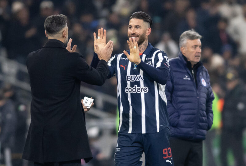 Martin Demichelis, entrenador de Monterrey, saluda a Sergio Ramos ayer sábado, en un partido de la jornada 8 del Torneo Clausura 2025 entre Monterrey y Atlético San Luis, en el estadio BBVA, en Monterrey (México). EFE/Miguel Sierra