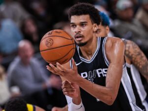 El jugador de los San Antonio Spurs Víctor Wembanyama durante un partido de liga regular de la NBA. EFE/EPA/CHRISTOPHE PETIT TESSON