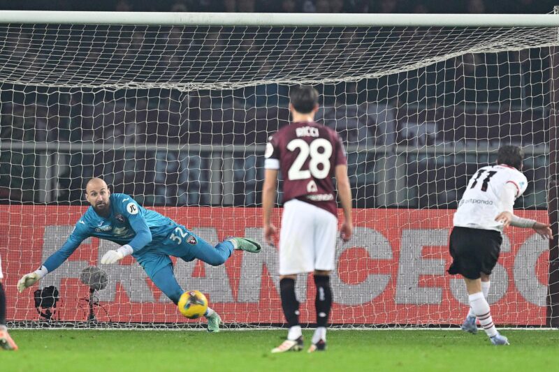 El portero del Torino Vanja Milinkovic Savic detiene un penalti al milanista Christian Pulisic (d) en accón durante el partido de la Serie A que han jugado Torino FC y AC Milan, en Turín, Italia. EFE/EPA/ALESSANDRO DI MARCO
