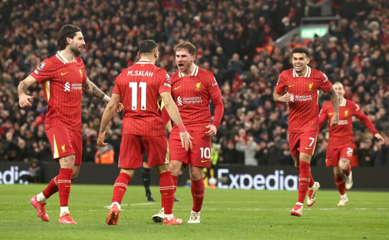 Alexis Mac Allister festeja el 2-0 con Salah. EFE/EPA/ADAM VAUGHAN.