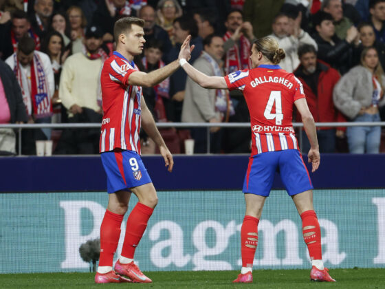 El delantero del Atlético de Madrid Alexander Sørloth (i), celebra su gol con su compañero Conor Gallagher, durante el partido de LaLiga que disputan el Atlético de Madrid y el Celta de Vigo este sábado en el estadio Riyadh Air Metropolitano, en Madrid. EFE/Mariscal