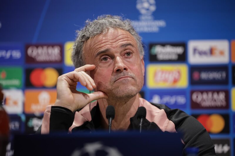El entrenador del PSG Luis Enrique atiende a los medios en vísperas del partido de vuelta del playoff de acceso a octavos. EFE/EPA/CHRISTOPHE PETIT TESSON