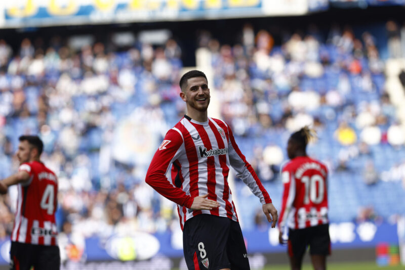 El centrocampista del Athletic de Bilbao Oihan Sancet celebra su gol contra el RCD Espanyol, durante el partido de la jornada 24 de LaLiga EA Sports entre el Espanyol y el Athletic Club, este domingo en el estadio RCDE Stadium de Cornellà de Llobregat (Barcelona). EFE/ Quique García