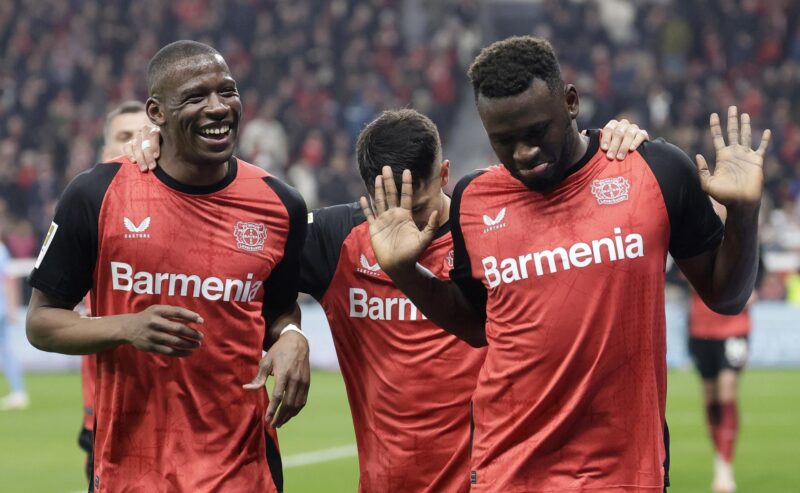 LEVERKUSEN (Germany), 28/03/2025.- Victor Boniface of Leverkusen (R) celebrates with teammates after scoring the 2-1 goal during the German Bundesliga soccer match between Bayer 04 Leverkusen and VfL Bochum in Leverkusen, Germany, 28 March 2025. (Alemania) EFE/EPA/RONALD WITTEK CONDITIONS - ATTENTION: The DFL regulations prohibit any use of photographs as image sequences and/or quasi-video.