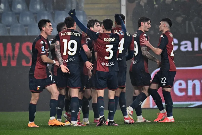 GENOA (Italy), 14/03/2025.- Players of Genoa celebrate the 1-0 goal during the Italian Serie A soccer match between Genoa CFC and US Lecce, in Genoa, Italy, 14 March 2025. (Italia, Génova) EFE/EPA/LUCA ZENNARO