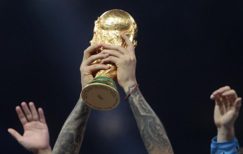Fotografía del trofeo de la Copa del Mundo levantado por un jugador de Argentina en la final del Mundial de Fútbol Qatar 2022 entre Argentina y Francia en el estadio de Lusail (Catar). EFE/ Juan Ignacio Roncoroni Mundial