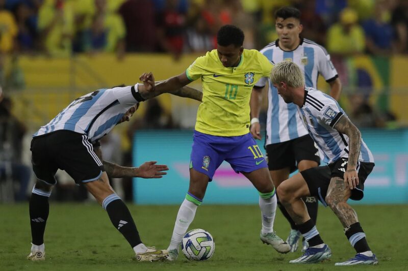 Rodrygo de Brasil disputa el balón con de Rodrigo De Paul Argentina, en un partido de las eliminatorias para la Copa Mundo de Fútbol de 2026 en el estadio Maracaná en Río de Janeiro EFE/ Andre Coelho