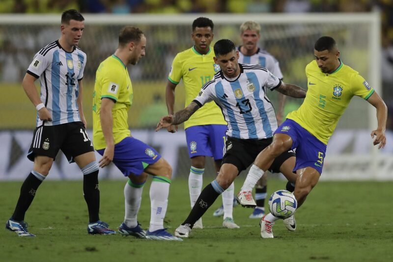 Andre de Brasil disputa el balón con Cristian Romero de Argentina, en un partido de las eliminatorias para la Copa Mundo de Fútbol de 2026 entre Brasil y Argentina en el estadio Maracaná en Río de Janeiro. EFE/ Andre Coelho