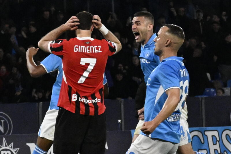 Napoli derrota en casa al Milan y se acerca al título Napoli derrota en casa al Milan y se acerca al título