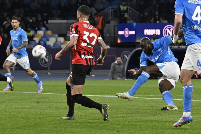 Napoli derrota en casa al Milan y se acerca al título Napoli derrota en casa al Milan y se acerca al título