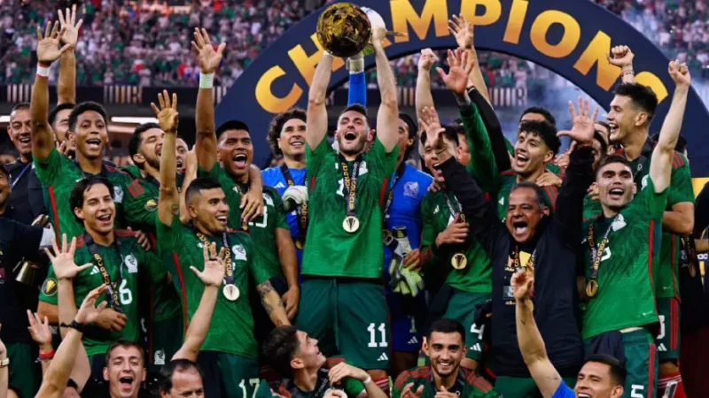 ¡Grupos definidos! Resultados del sorteo de la Copa Oro 2025 México levantando la Copa Oro en 2023 tras vencer a Panamá | Foto de @TV Azteca