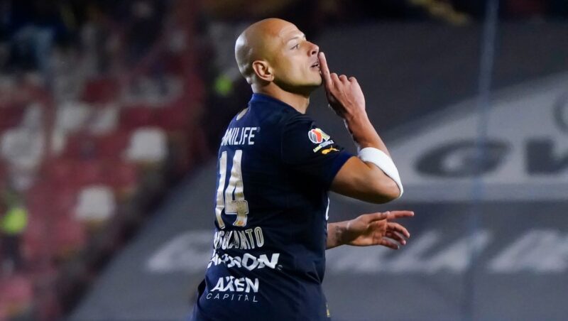 Chicharito Hernández en un partido con Chivas. Foto de archivo.
