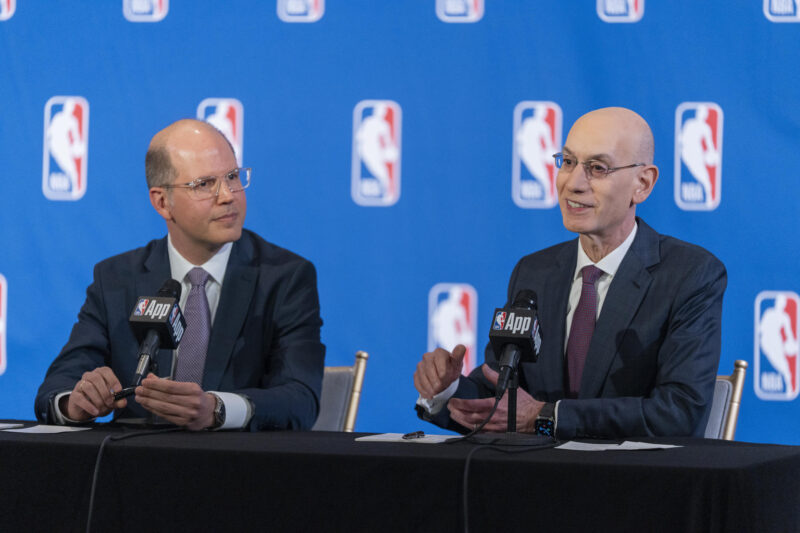El comisionado de la NBA, Adam Silver, habla junto al secretario general de la Federación Internacional de Baloncesto (FIBA), Andreas Zagklis, durante una rueda de prensa este jueves, en Nueva York. EFE/ Angel Colmenares