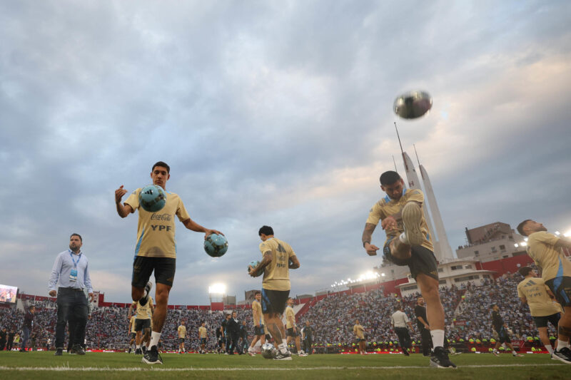 AME1719. BUENOS AIRES (ARGENTINA), 22/03/2025.- Jugadores de la selección argentina participan este sábado en un entrenamiento a beneficio de las víctimas de la inundación de Bahía Blanca, en el Estadio Tomás Adolfo Ducó en Buenos Aires (Argentina). EFE/Juan Ignacio Roncoroni