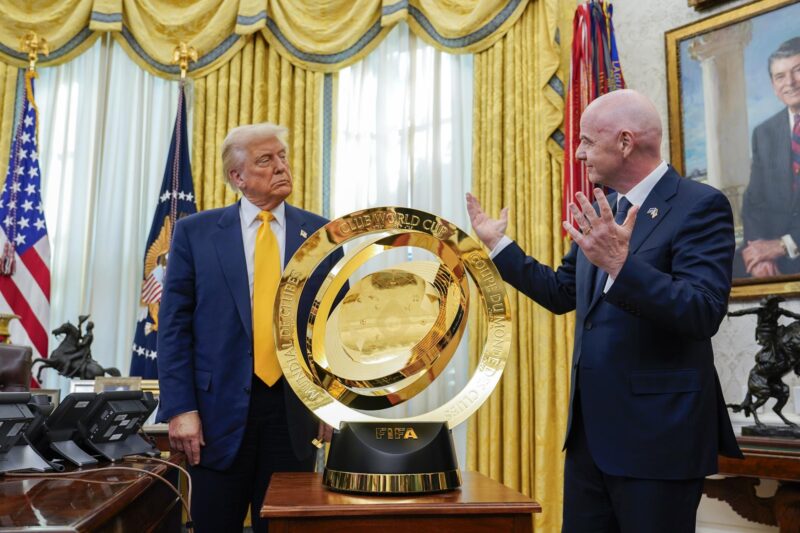 El presidente de Estados Unidos, Donald J. Trump junto al presidente de la FIFA, Gianni Infantino, y el trofeo del Mundial de Clubes. EFE/EPA/CHRIS KLEPONIS / POOL