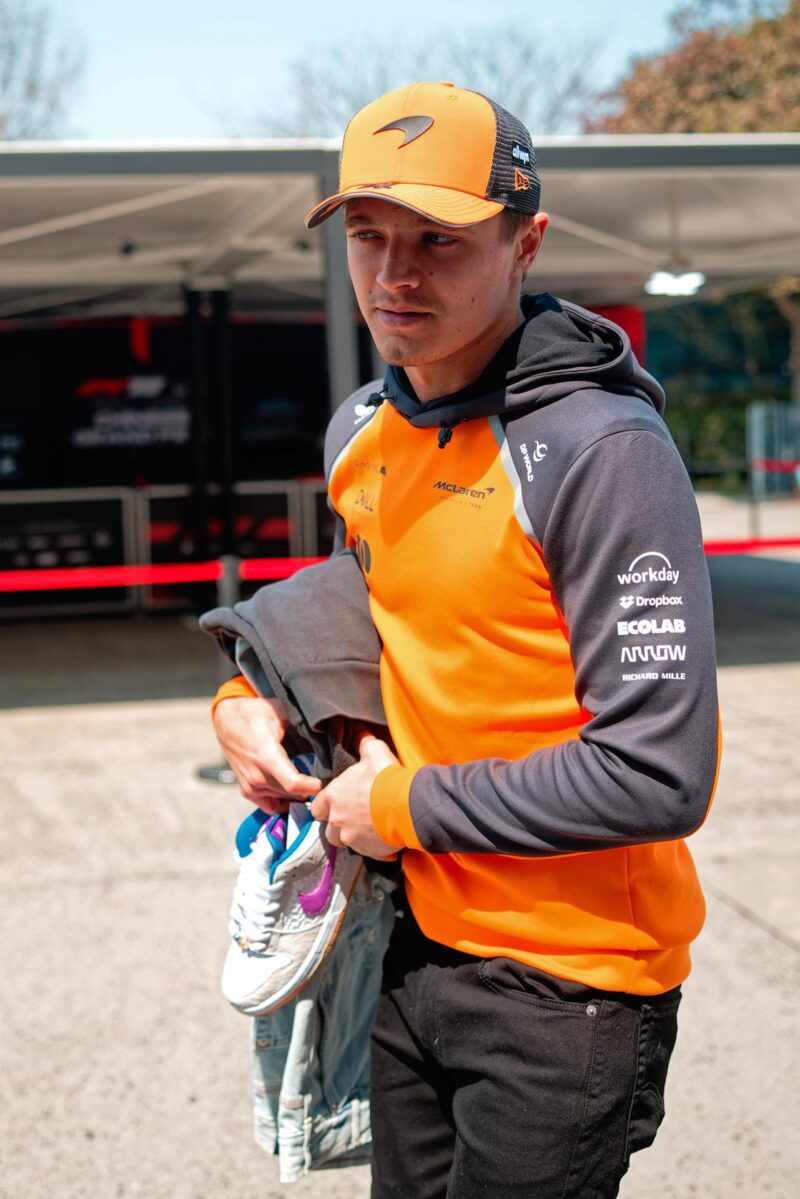 SHANGHAI (China), 20/03/2025.- El inglés Lando Norris (McLaren), líder del campeonato, a su llegada al circuito de Shanghái, sede del Gran Premio de China de Fórmula Uno, el segundo del Mundial. EFE/EPA/ALEX PLAVEVSKI