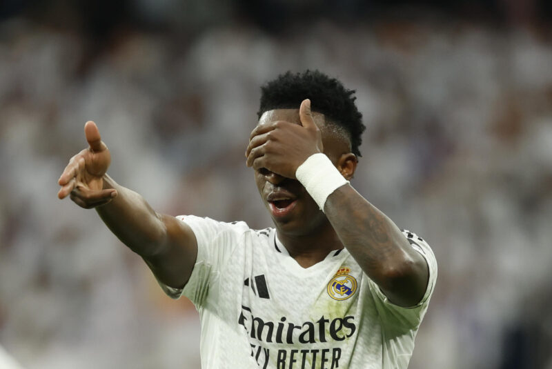 Vinícius es convocado, pero su presencia ante Villarreal es incierta El delantero del Real Madrid Vinicius Jr celebra el segundo gol de su equipo durante el partido de la jornada 27 de LaLiga EA Sports entre el Real Madrid y el Rayo Vallecano este domingo en el Santiago Bernabéu. EFE/Mariscal