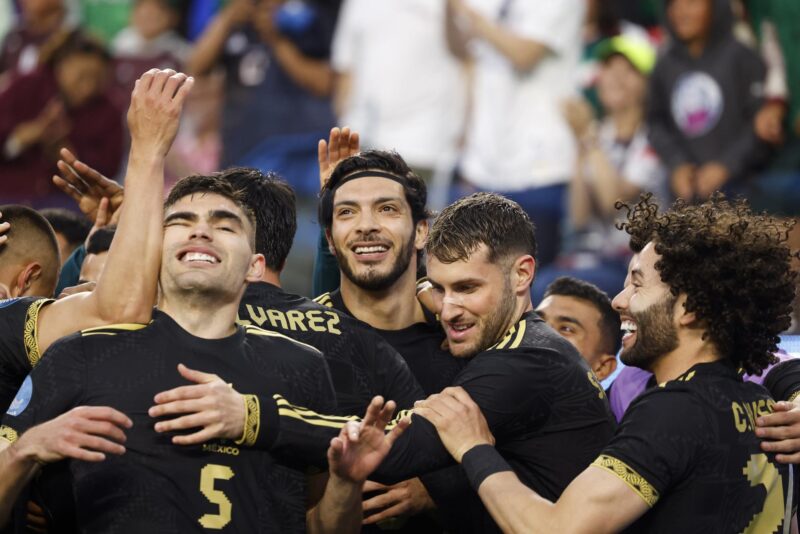 Rivales asiáticos: México confirma dos amistosos en septiembre Jugadores de la selección mexicana celebran este domingo la conquista de la Liga de Naciones de la Concacaf al derrotar por 2-1 a la de Panamá en el Sofi Stadium de la ciudad estadounidense de Inglewood (California). EFE/EPA/CAROLINE BREHMAN México
