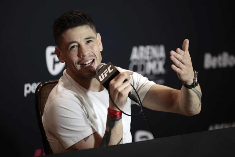 El artista marcial mixto mexicano, Brandon Moreno participa durante una rueda de prensa este miércoles, en Ciudad de México (México). EFE/ José Méndez
