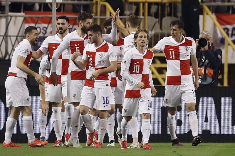 Ante Budimir celebra el 1-0 con sus compañeros. EFE/EPA/ANTONIO BAT