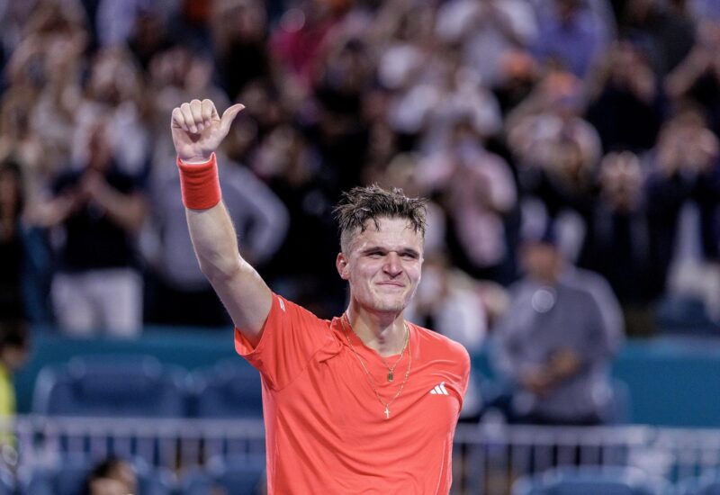 Tenis: Djokovic, tan cerca pero tan lejos de su titulo número 100 El checo Jakub Mensik celebra su victoria sobre el serbio Novak Djokovic en el Abierto de Miami. EFE/EPA/CRISTOBAL HERRERA-ULASHKEVICH
