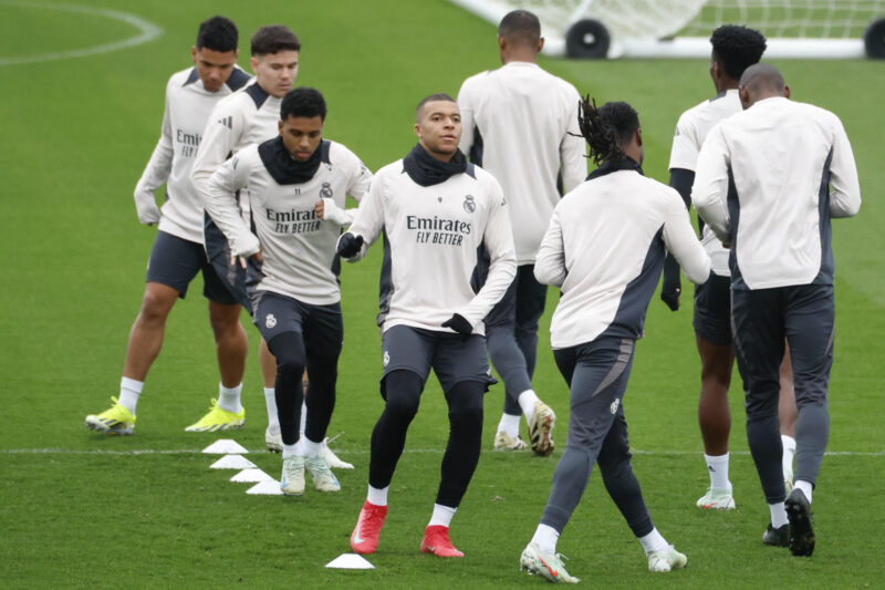 Fede Valverde principal novedad en convocatoria de Carlo Ancelotti Los jugadores del Real Madrid entrenan en la víspera del partido de ida de los octavos de final de la Liga de Campeones que van a disputar frente al Atlético de Madrid. EFE/Juanjo Martín
