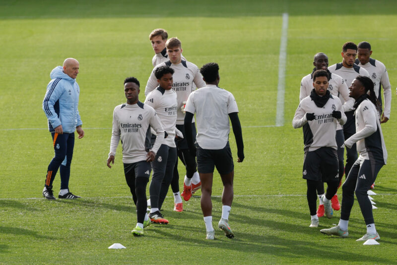 Los jugadores del Real Madrid durante un entrenamiento de equipo en Valdebebas, para preparar el partido de vuelta de los octavos de final de la Liga de Campeones que van a disputar mañana miércoles frente al Atlético de Madrid. EFE/J.J. Guillén