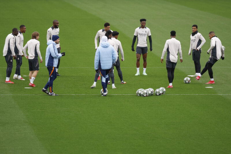 Los jugadores del Real Madrid entrenan en la víspera del partido de ida de los octavos de final de la Liga de Campeones que van a disputar frente al Atlético de Madrid. EFE/Juanjo Martín