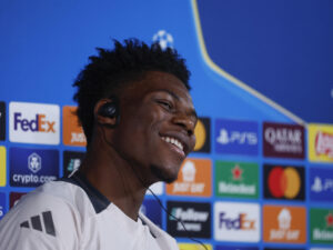 El jugador francés de Real Madrid Aurélien Tchouaméni ofrece una rueda de prensa previa al entrenamiento de equipo en Valdebebas, para preparar el partido de vuelta de los octavos de final de la Liga de Campeones que van a disputar mañana miércoles frente al Atlético de Madrid. EFE/J.J. Guillén