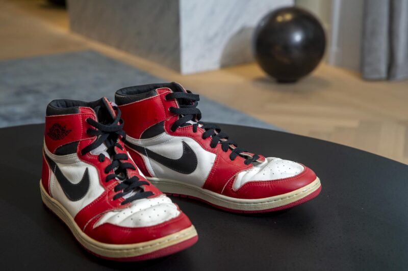 La leyenda continua, los Air Jordan cumplen 40 años Las zapatillas que lo cambiaron todo. Un mito construido a partir de una multa de la NBA. Michael Jordan inició su imperio de negocios. Las Air Jordan de Nike cumplen 40 años.En la imagen de archivo, subasta de las zapatillas en Sotheby´s en Ginebra. EFE/SALVATORE DI NOLFI