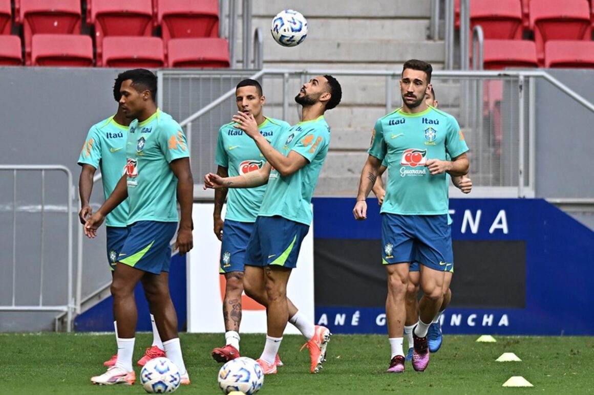 Unanimo Breves: México conquista por primera vez la Nations League Matheus Cunha (c) de la selección brasileña de fútbol participa junto a sus compañeros en un entrenamiento. EFE/Andre Borges