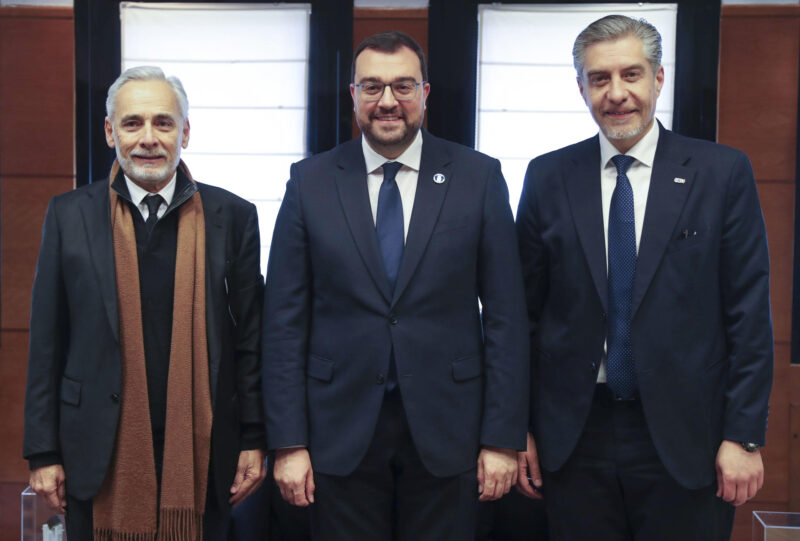 - El presidente del Principado de Asturias, Adrián Barbón, recibió este viernes al presidente del mexicano Grupo Pachuca y máximo accionista del Real Oviedo, Jesús Martínez (i), y al presidente del Real Oviedo, Martín Peláez (d), en Oviedo. EFE/J.L.Cereijido.
