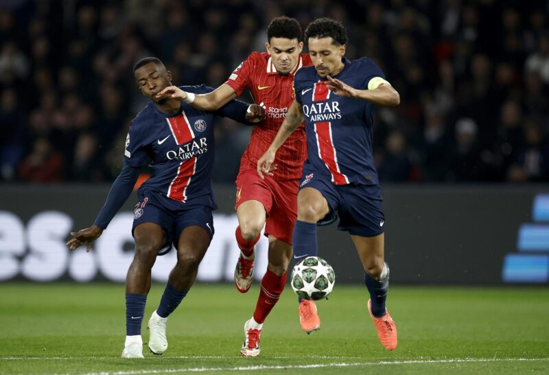 El defensa del París Saint-Germain Marquinhos (D) sufre la presión de Luis Diaz (C), del Liverpool, durante el partido de ida de octavos de final de la UEFA Champions League en el Parque de los Príncipes de París, Francia. EFE/EPA/YOAN VALAT