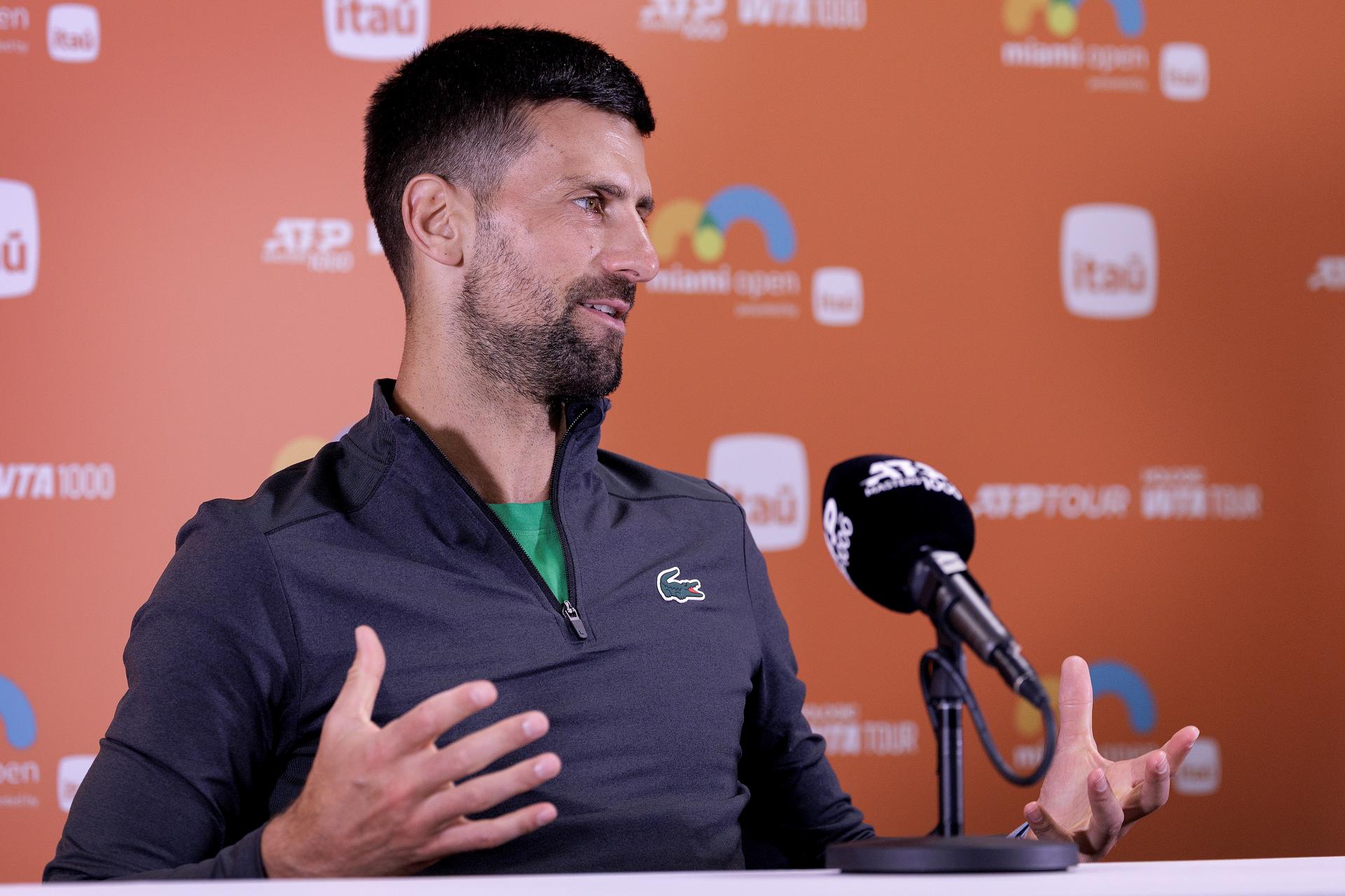 El tenista serbio Novak Djokovic habla en rueda de prensa luego de las semifinales del Miami Open. EFE/CRISTOBAL HERRERA-ULASHKEVICH 