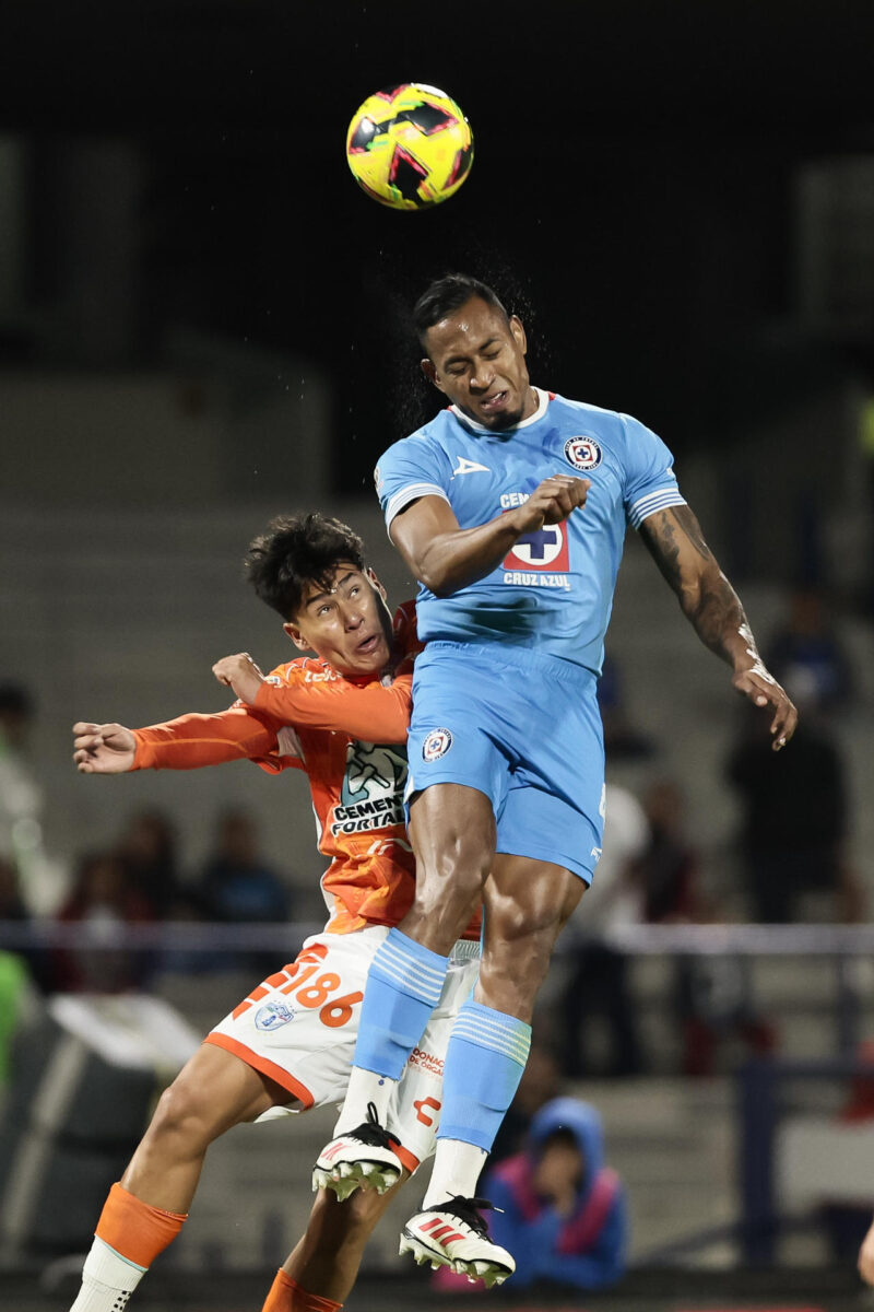 Liga MX: Partidos, marcadores y horarios de la Jornada 13 Imagen de archivo de Willer Ditta (d) de Cruz Azul. EFE/ José Méndez
