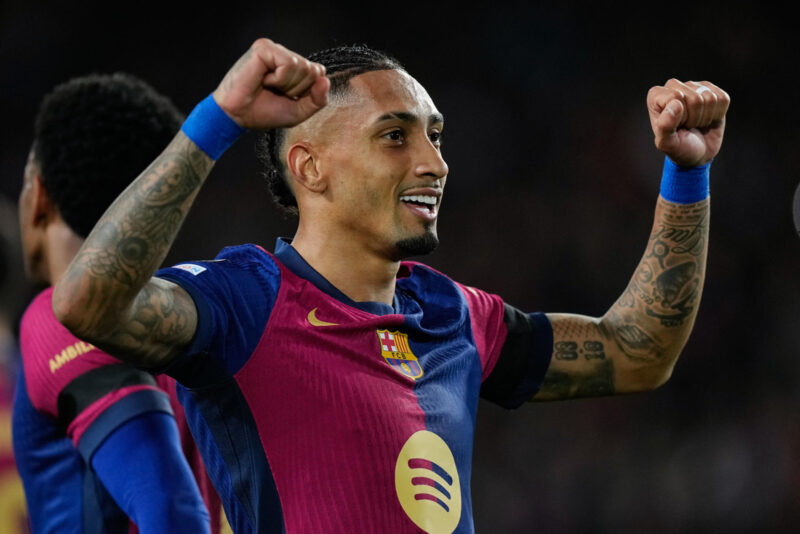 ¿Adiós al Barça? La charla con Flick que cambió el futuro de Raphinha El delantero del Barcelona Raphinha celebra tras marcar el 3-1 durante el partido de vuelta de octavos de final de la Liga de Campeones entre el Barcelona y el Benfica, este martes en el Estadi Olímpic Lluís Companys en Barcelona. EFE/ Enric Fontcuberta