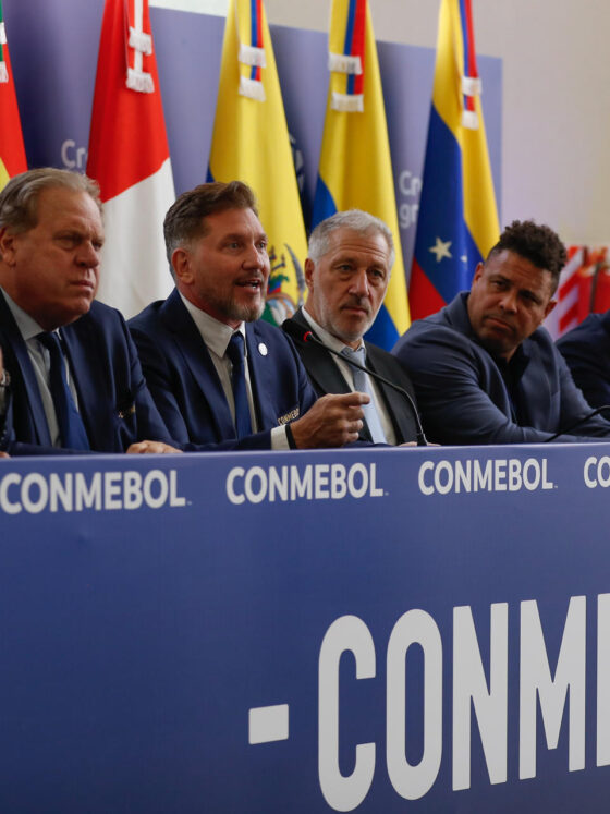 Desde la izquierda el presidente de la Asociación Uruguaya de Fútbol, Ignacio Alonso, el presidente de la federación colombiana de fútbol, Ramón Jesurún, el presidente de la Conmebol, Alejandro Domínguez, el presidente de la Federación Internacional de Futbolistas Profesionales (Fifpro), Sergio Marchi, el exjugador de fútbol, Ronaldo, el presidente de la Asociación Nacional de Fútbol Profesional de Chile, Pablo Milad y el presidente de la Asociación Paraguaya de Fútbol, Robert Harrison, asisten a una conferencia de prensa en el Centro de Convenciones de la Conmebol, en Luque (Paraguay). EFE/ Juan Pablo Pino