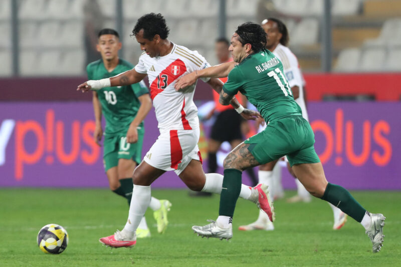 Renato Tapia (i) de Perú disputa un balón con Carmelo Algarañaz de Bolivia en un partido de las eliminatorias sudamericanas para el Mundial de 2026. EFE/ Paolo Aguilar